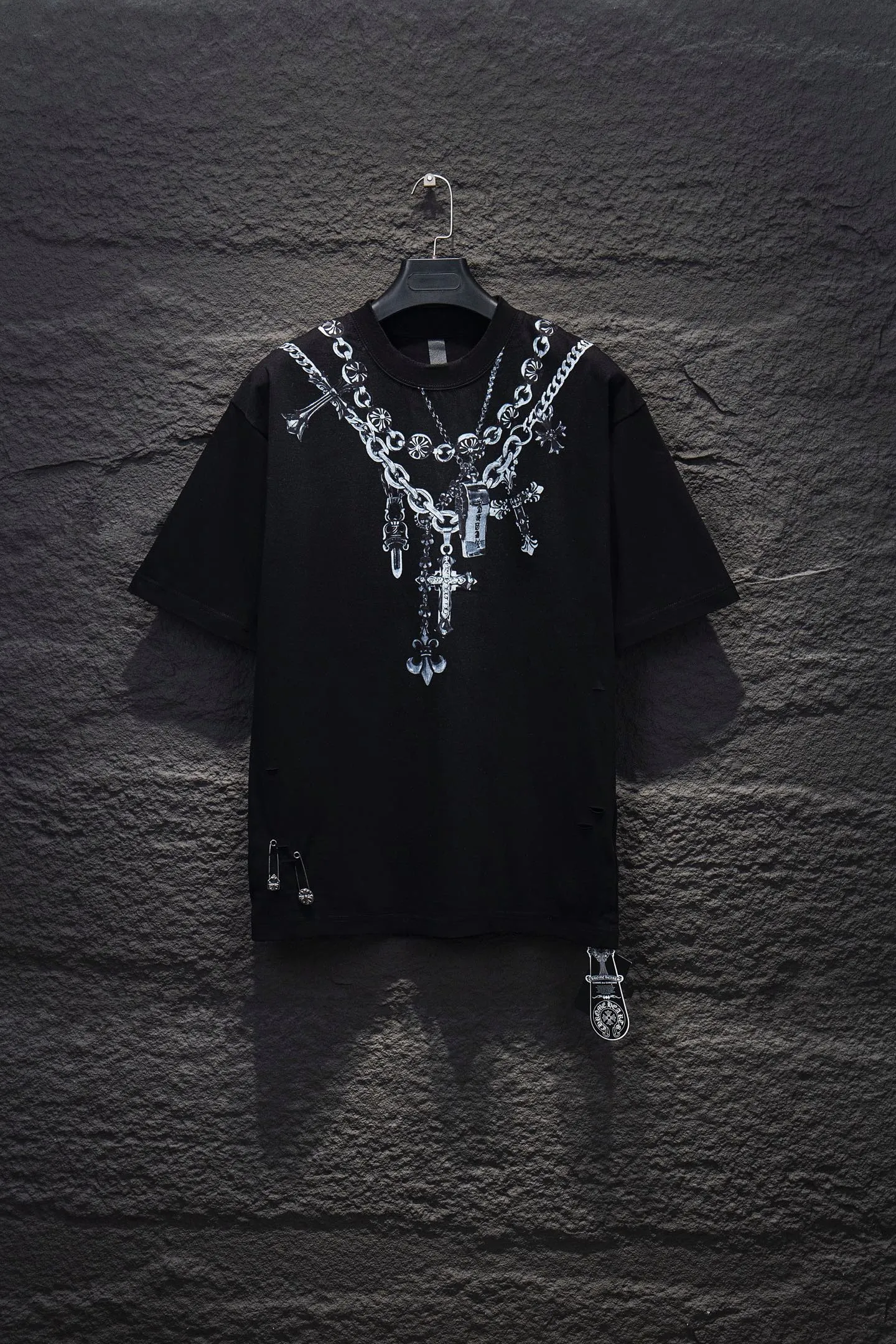 P190 Chrome hearts• 25ss ⚠YB custom-woven and dyed fabric, color, printing, version, accessories, hardware. The fabric is woven by imported machines. The uniqueness of the cloth texture creates a perfect garment effect. The fabric is made of 260-gram clean cloth with 320-gram 1*1 rib, 4-color environmentally friendly dyed fabric, and the threads are in the same cylinder without color difference.  Garment white ink direct-injection printing, imported technology, collar, pockets, cuffs, front and rear threads, the details are clearly visible. The printing uses Japanese BROTHER white ink digital direct-injection garment printing. This model is a global limited edition. In order to present a product like a work of art, after a long period of repeated determination of details, a very high standard of garments is presented. The front chest is made of direct-injection printing environmentally friendly glue material, using a mechanized printing process. Mechanical printing has high precision, the positioning accuracy can reach ±0.02mm, and the quality is stable.   The body of the garment is processed with hand-nailed hardware elements, which greatly increases the interest of the garment and creates a unique visual effect. The special washing effect creates a unique aged effect.  Croix Heart Short Sleeve must be the first short-sleeved piece in spring and summer that blurs the boundaries of unisex style. It has a classic dropped shoulder oversize version and a loose and casual upper body.  Color: Black White Size: S M L XL